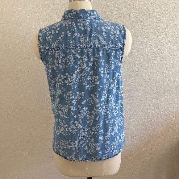 Blue Floral Button Down Sleeveless Shirt - Picture 4 of 10